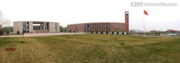 中国科学院大学主楼大草坪全景