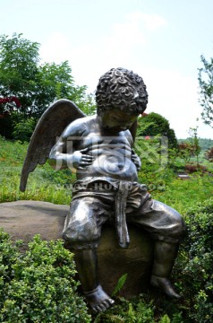 带翅膀的天使雕塑