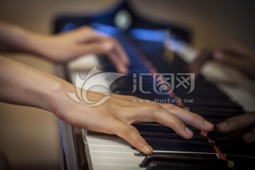 弹钢琴的手