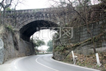 山洞跨线桥