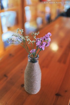 桌子上的插花