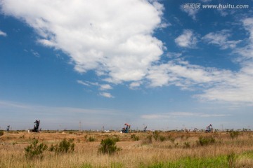 湿地油田蓝天白云