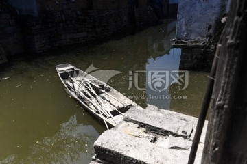 苏州木渎古镇河道里的小木船