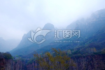 雨中辉县万仙山风景