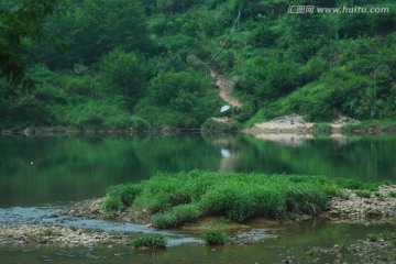 绿水掩映