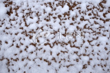 落雪山路雪地纹络