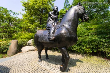 骑马的人雕塑