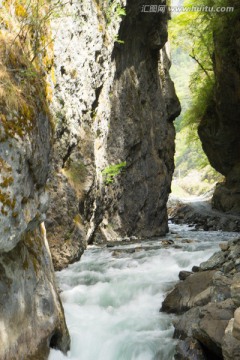 山涧溪流