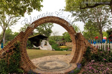花园内的拱门