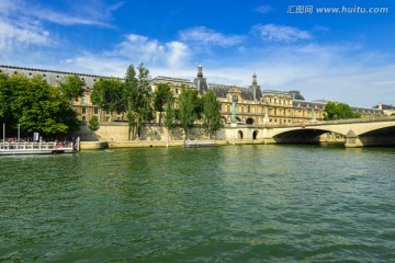 法国巴黎塞纳河上的卢浮宫