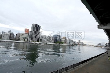 日本东京隅田川江边步道