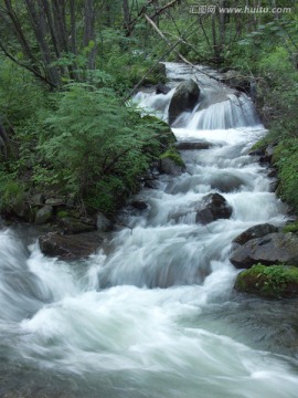 山间溪水