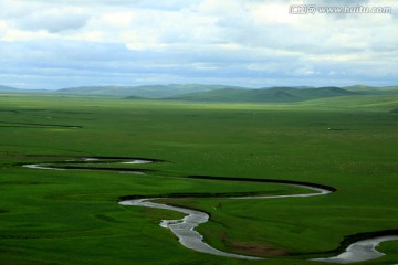夏季草原牧场上的河流