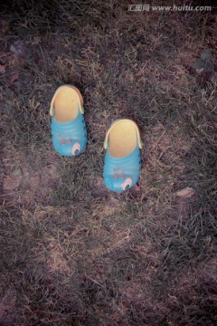 草地 鞋子