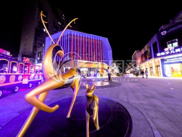 万达广场商业街小鹿雕塑夜景