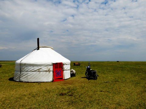 春季草原蒙古包