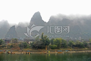 漓江烟雨 山峰和村庄