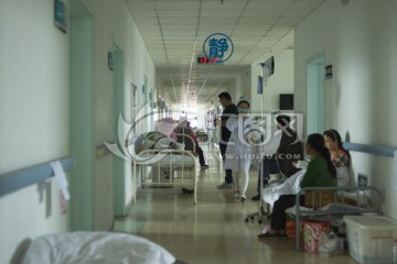 人满为患的医院 过道里的病人