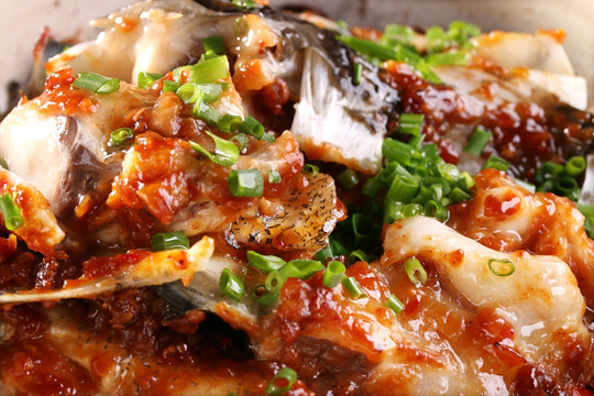 黄椒酱砂锅焗南湾鱼头