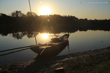 浏阳河边孤独的渔船