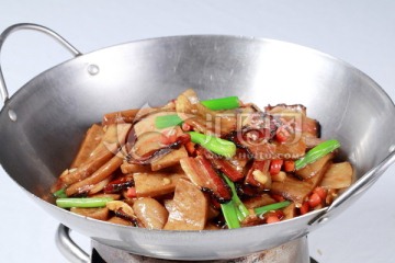干锅卤豆腐炒腊肉