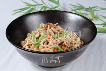 鲜笋焖牛肚丝