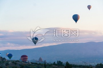 清晨天空中飞翔的热气球