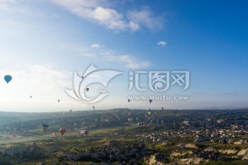 清晨卡帕多奇亚上空的热气球