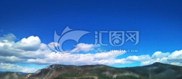 连绵的山峦蔚蓝的天空