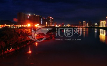 城镇江滨夜色风光
