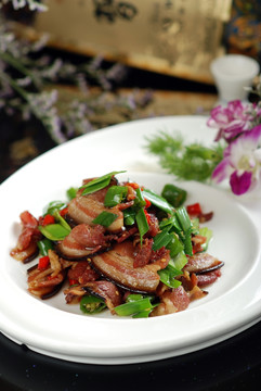 大蒜辣椒炒腊肉