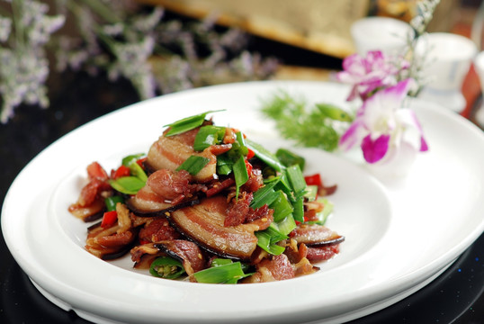 大蒜辣椒炒腊肉