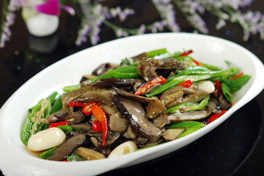 尖椒炒牛肝菌
