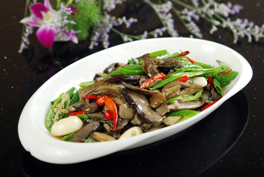 尖椒炒牛肝菌