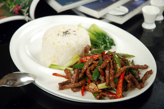尖椒牛柳丝拌饭