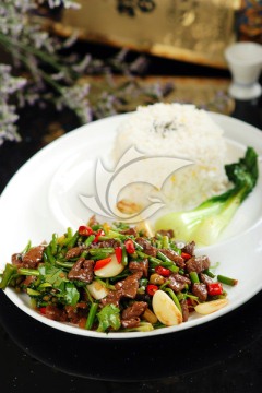 小炒黄牛肉拌饭