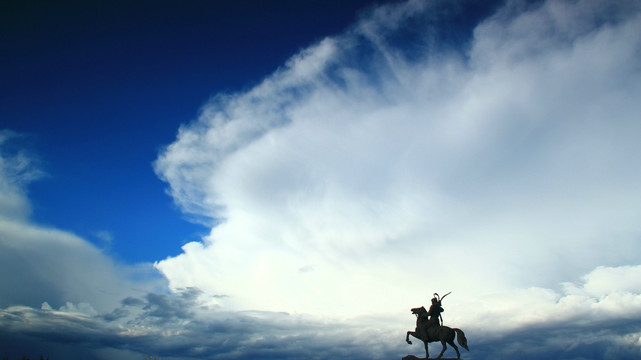 蓝天白云下的达斡尔人雕塑
