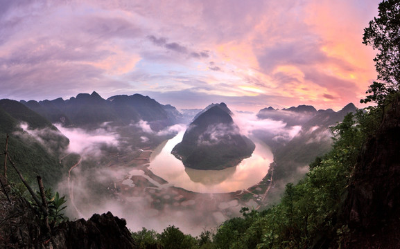 霞染江湾万山红