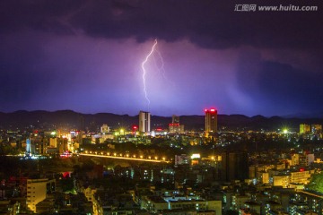 闪电划过来宾市区的夜空