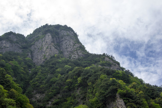 云雾下的山峦