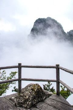 雾中山峰与观景台