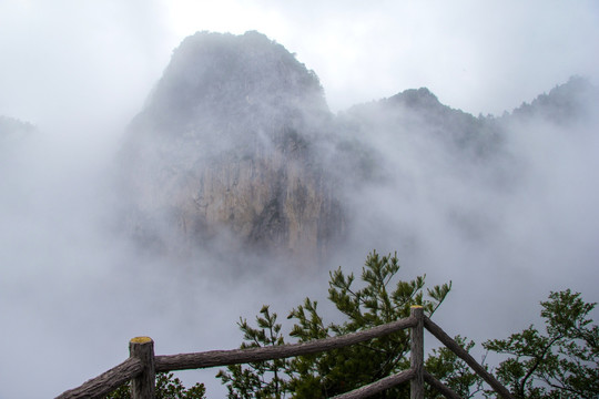 雾中的山峦起伏