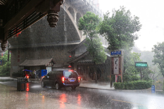 叙永鱼凫古街和平大桥雨景