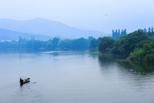 清晨的湖光山色