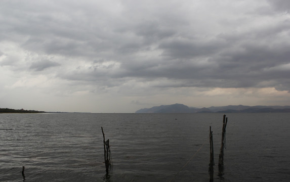 洱海阴雨天风景