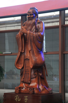 孔子木雕像