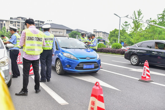 警察查酒驾