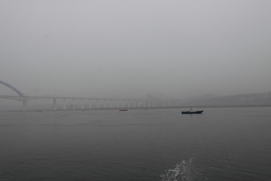 江边雾影