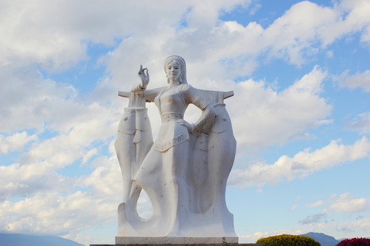 白族渔家女雕塑