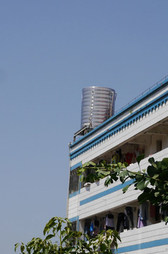 楼顶上的太阳能热水器